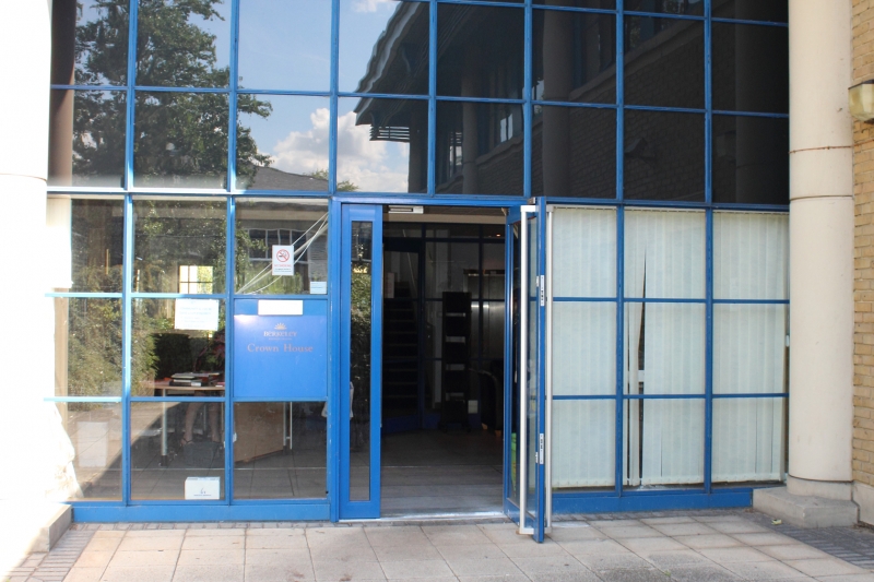 Modern and centrally located in Dartford Crown House, Home Gardens